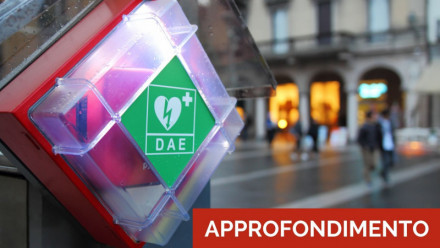 DAE (DEFIBRILLATORE): COS’È? CHI LO PUÒ UTILIZZARE? QUANDO È OBBLIGATORIO? COME SI USA?